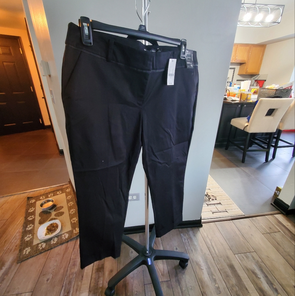 NY company black cuffed capris, New with tags